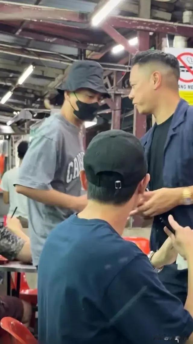 黄宗泽与胡杏儿老公第一次见面，胡杏儿老公主动握手打招呼、拥抱。看黄宗泽看起来有点