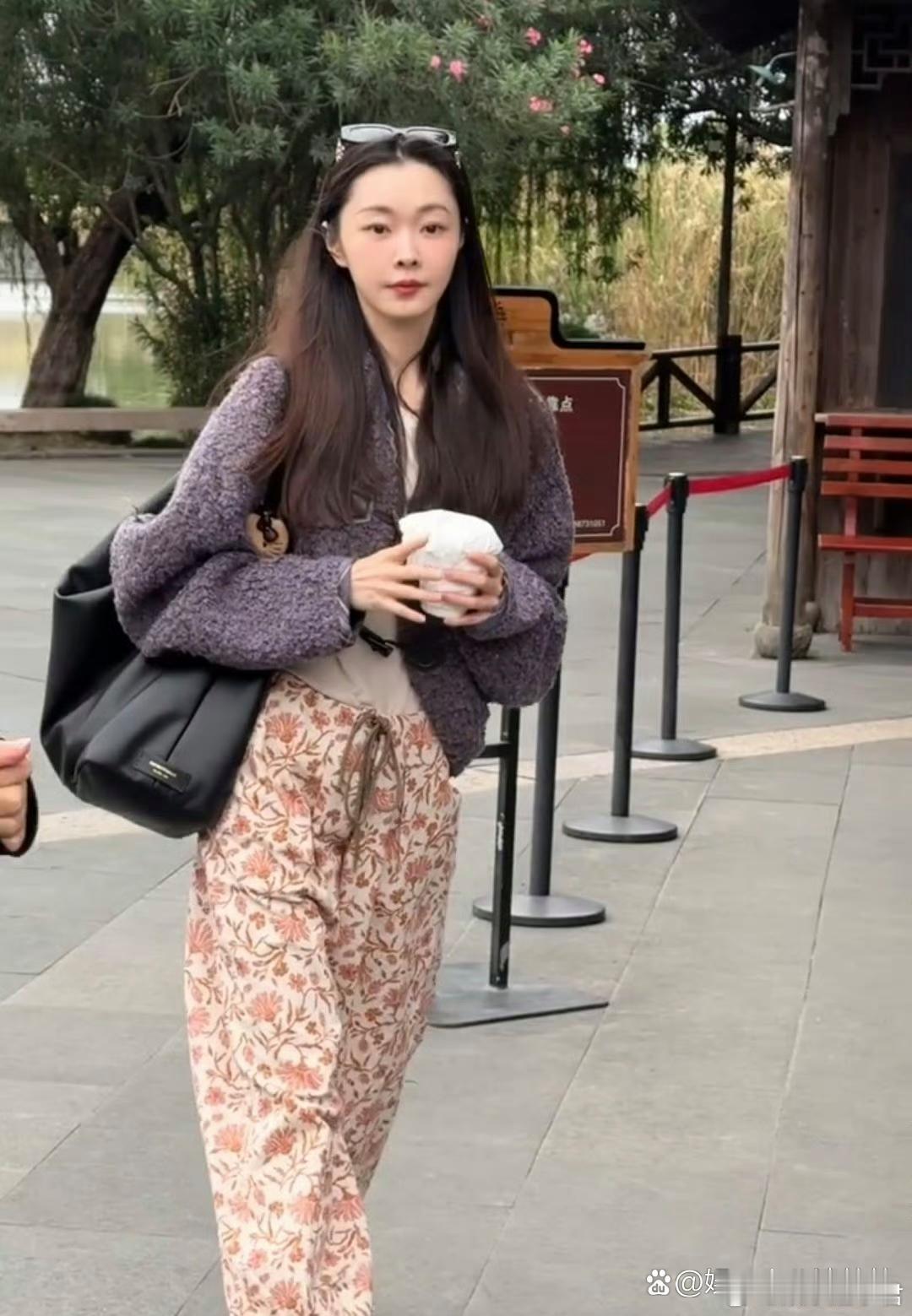 网友乌镇偶遇宋轶，她穿着紫色外套和碎花裤也太随性了吧，皮肤白到发光，走在路上就像