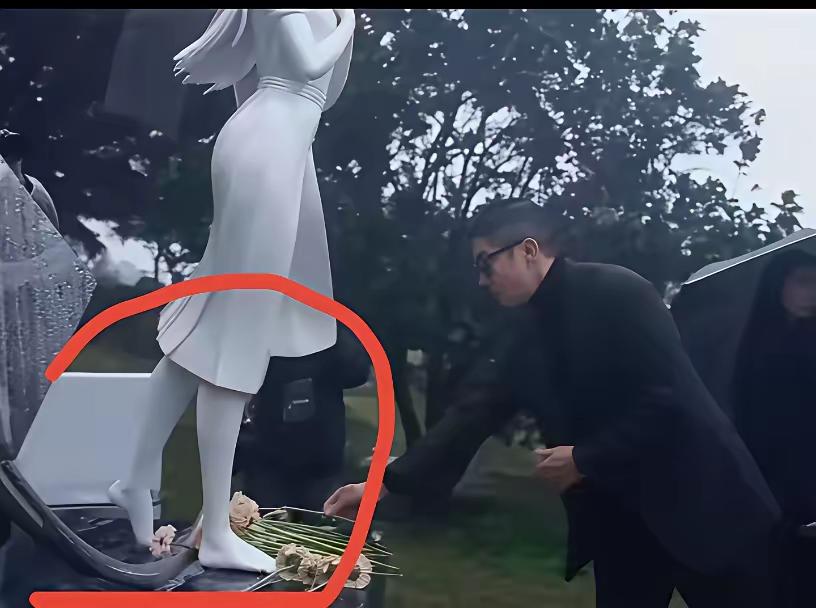 大S那尊雕像，别的不说，没穿鞋这事儿是真说不过去。谁不知道她对鞋子的执念？