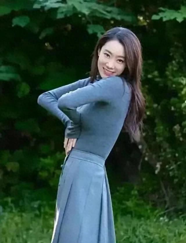 张小斐一身紧身衣，别人都容易有赘肉，而她却平整得很，线条流畅