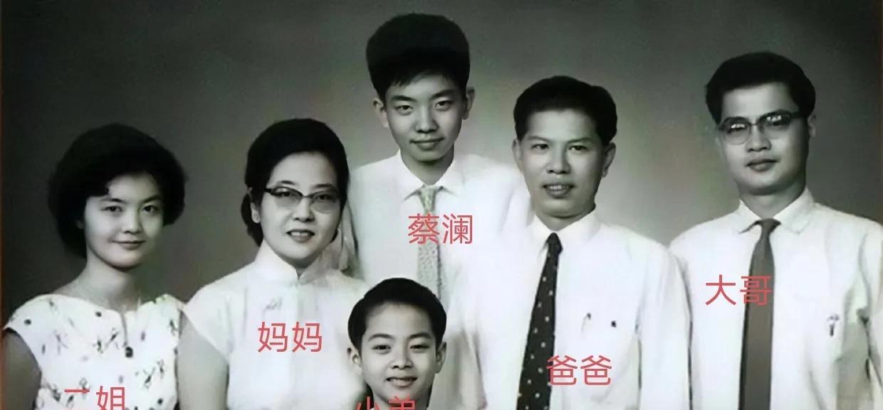 这是蔡澜的两张全家福。第一张是青年时，与父母兄弟姐妹的合影。看得出来，一家子不