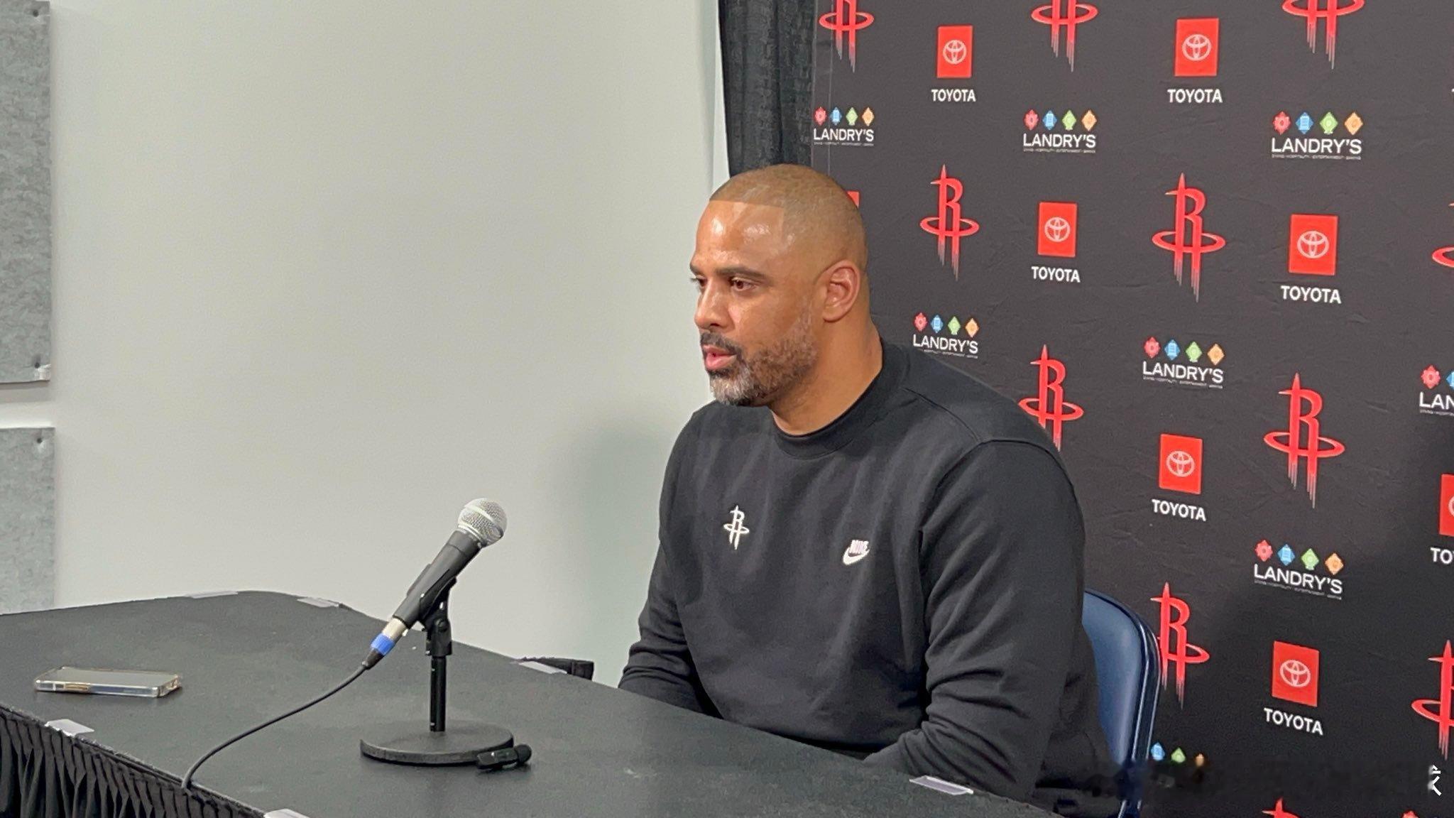 伊森遭遇腹斜肌拉伤，将缺席4-6周的时间，主帅乌度卡接受了采访表示：“缺席比赛确