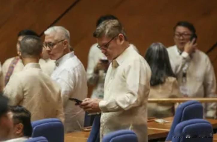 菲律宾多名议员对达沃市第一选区众议员保罗·杜特尔特计划出访17国的行程提出质疑。