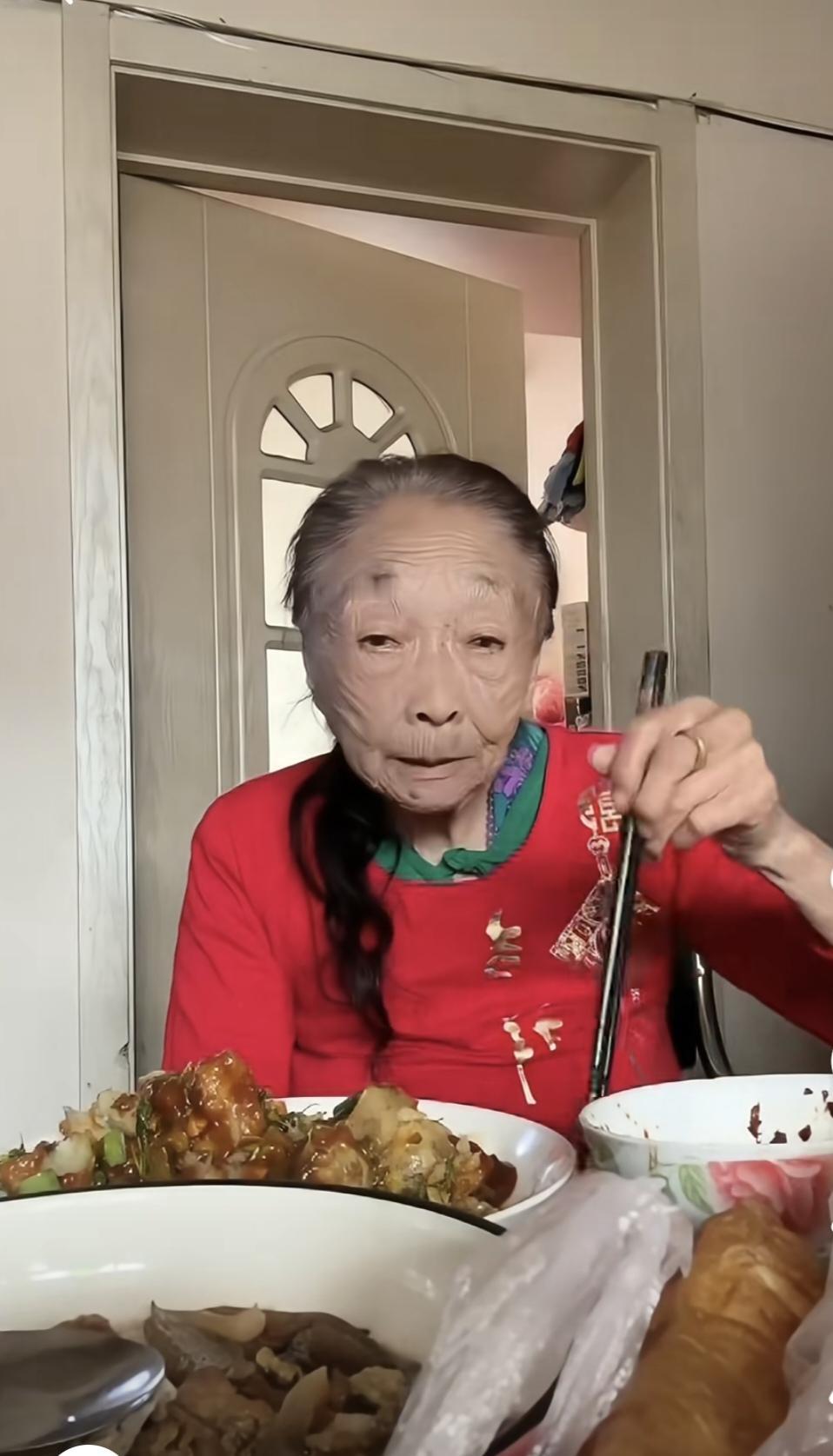 长寿秘诀！87岁的马玉琴连吃饭都仪式感满满：这可是在家里，可是穿的一点儿也不含糊