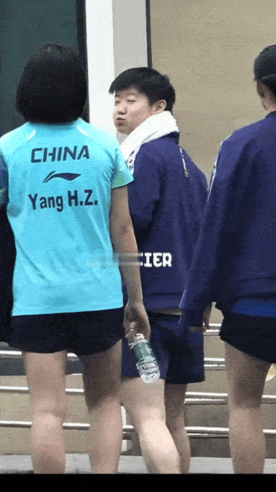 真的要被莎莎萌晕了，这是要亲亲吗，莎莎😁4.14日，莎莎和coco她们一起