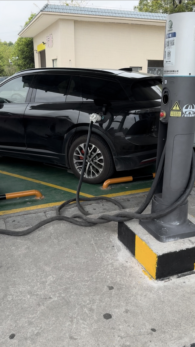 蔚来充电太拉胯了换电要被淘汰前几天发了个帖子说蔚来换电很快，有不少人评论说“超