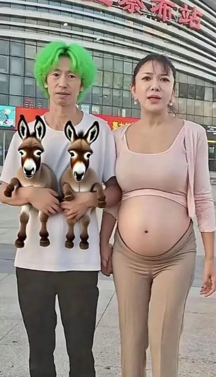 庞麦郎与龚玥菲合影，这妆造看着真够辣眼睛的，不得不说有些网友就是眼红人家，庞麦郎