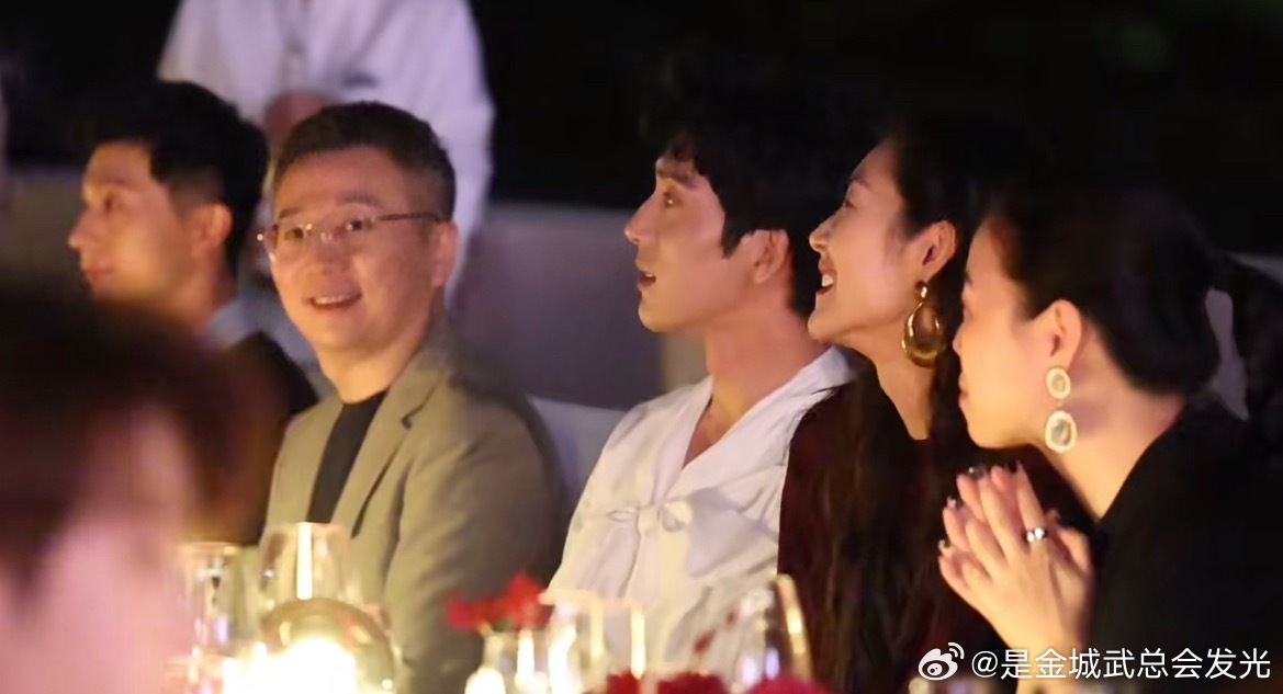 井柏然喝懵了刘雯井柏然合体出席晚宴，怎么感觉两个人越长越像了，尤其是这个侧脸哈哈