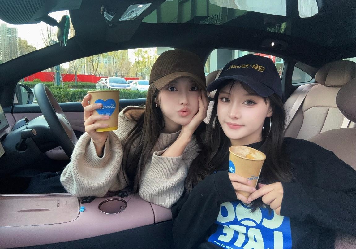 终于坐上敏敏子的副驾啦！！该说不说N7这大沙发是真滴舒服，座椅加热和按摩一开，我