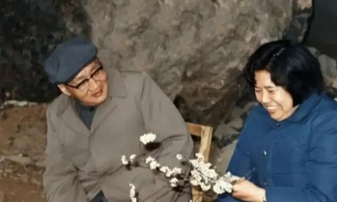 哪个女人不喜欢浪漫！瞧邵华攥着一把花的表情，嘴角都笑开了花！这是毛岸青和邵华的