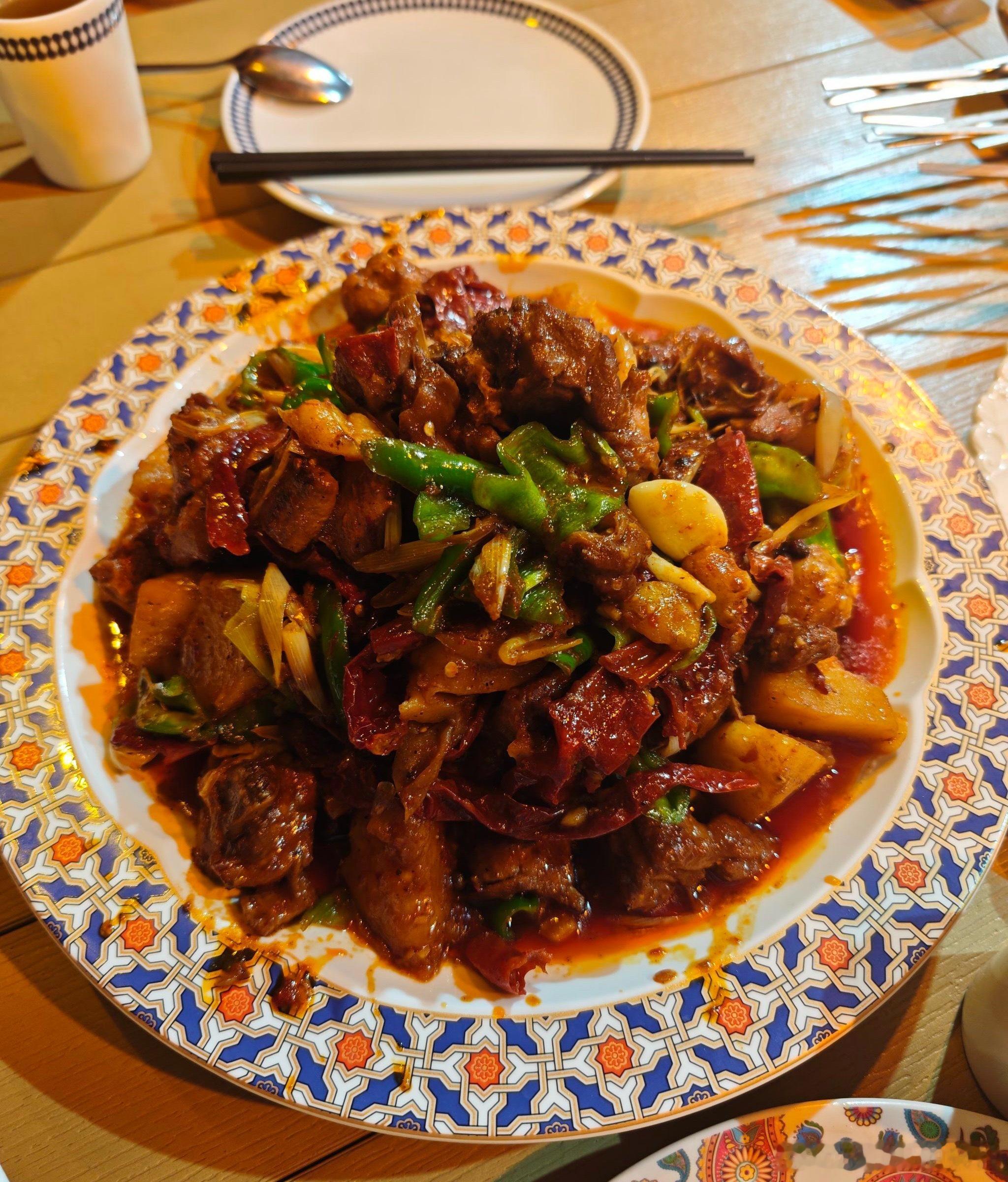 新疆IP网友称大盘鸡里有土豆附图是我在乌鲁木齐吃的马凤花大盘鸡个人认为土豆和面条