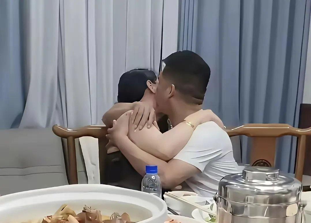 同学会早不是抱头痛哭的怀旧场，而是自带风险的“修罗局”。去年我参加完二十年聚会