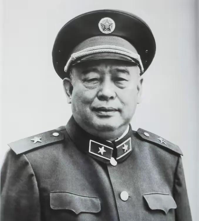 1960年寒冬，石油部长余秋里为救大庆油井，求罗瑞卿派飞机运5吨焊条。罗总长怒斥