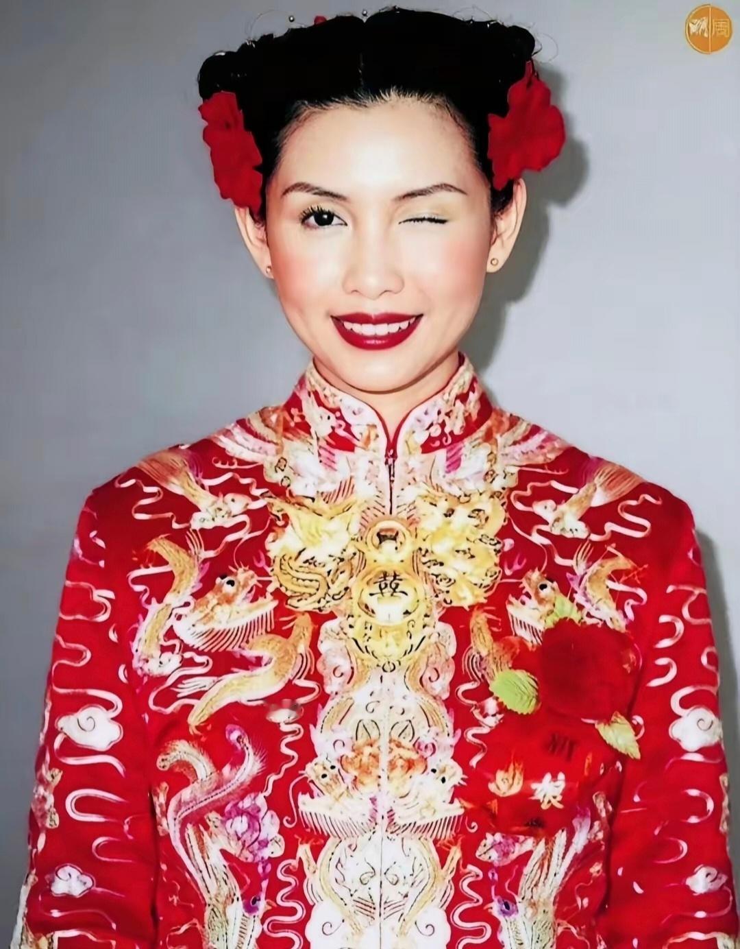 1999年邱淑贞和老公的中式结婚照，这风格看起来阴气森森呢​​​