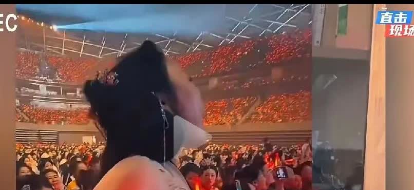 这个草帽姐，实在太粗俗了。近期，李玉刚在浙江演出。在二万多人的演出现