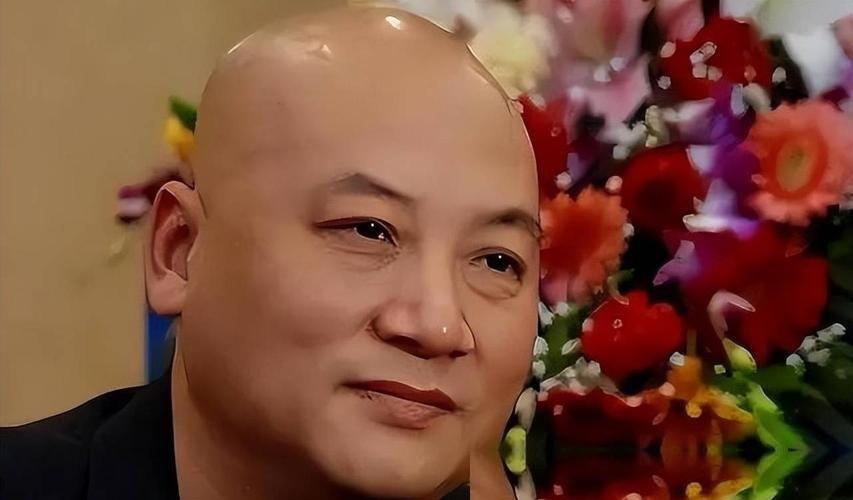 75岁的迟重瑞一个人在平价小饭馆吃饭，遇到热心想合影的路人，他摆摆手，客客气气地