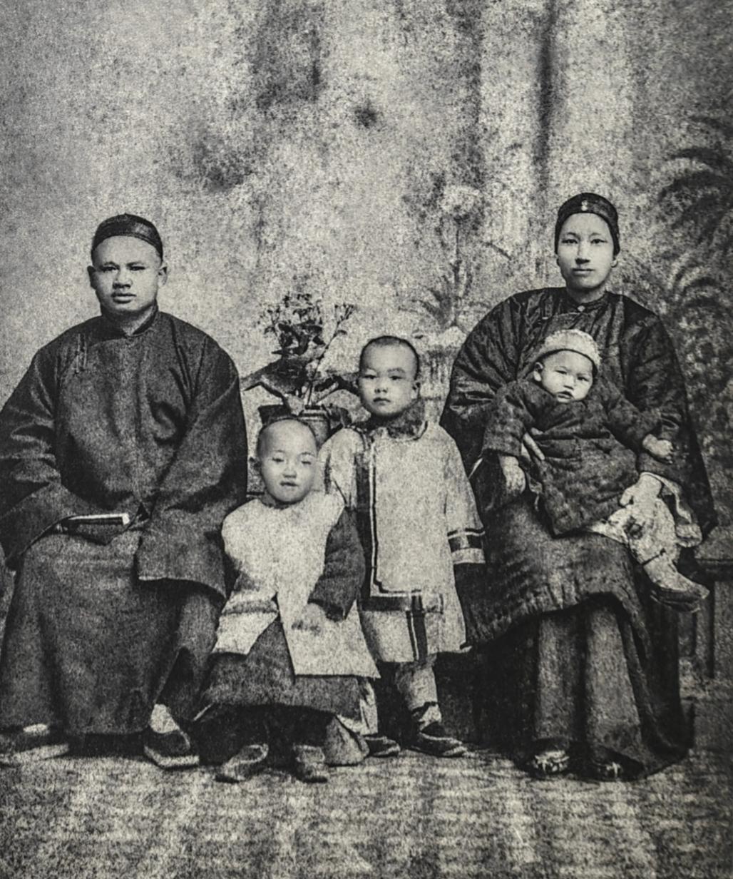 这是宋家早期的一张合影，由上海耀华照相馆1896年拍摄。从左到右依次是:父亲宋