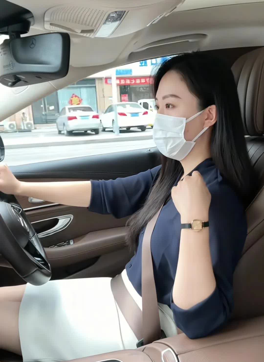 优雅驾驶，时尚穿搭，自信满满！🚗💄✨