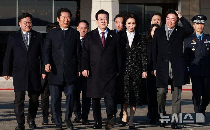 1月13日早上，李在明和夫人金惠景又去日本访问了！金惠景选择一件黑色大衣乘坐飞机