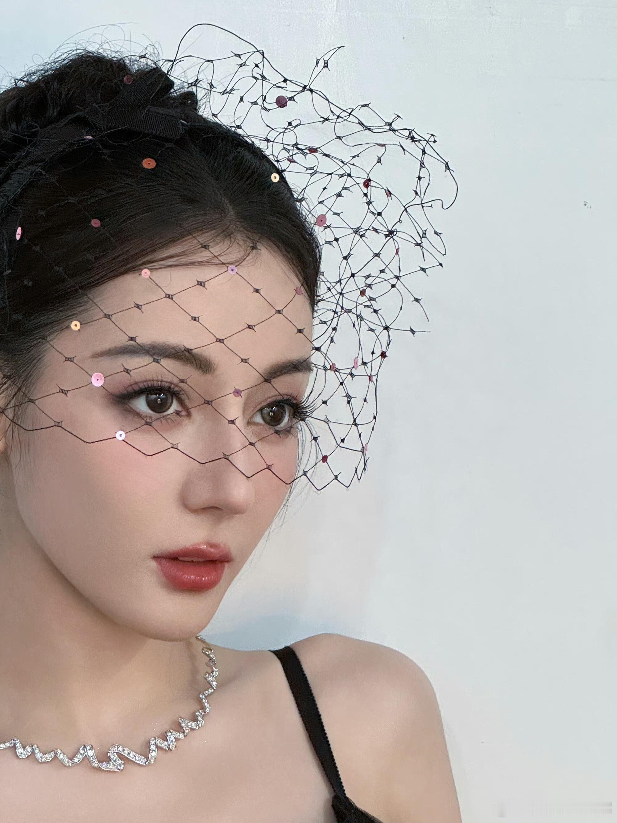 迪丽热巴的美自带浓颜暴击，眼尾自带风情，轮廓锋利又明艳，一眼惊艳到挪不开眼