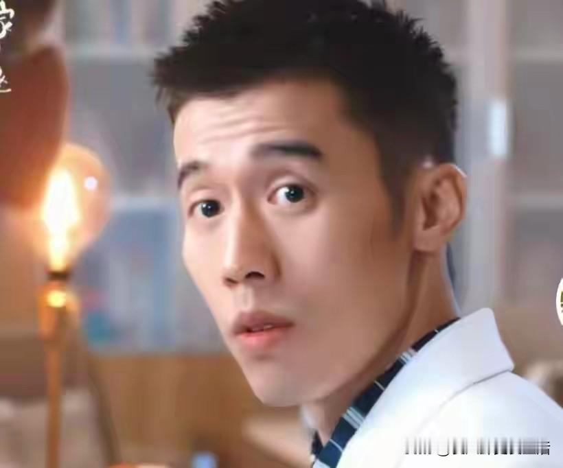 现在的明星除了演技好，还要有辨识度，一眼就要记住你，与众不同。周游就是这种类型