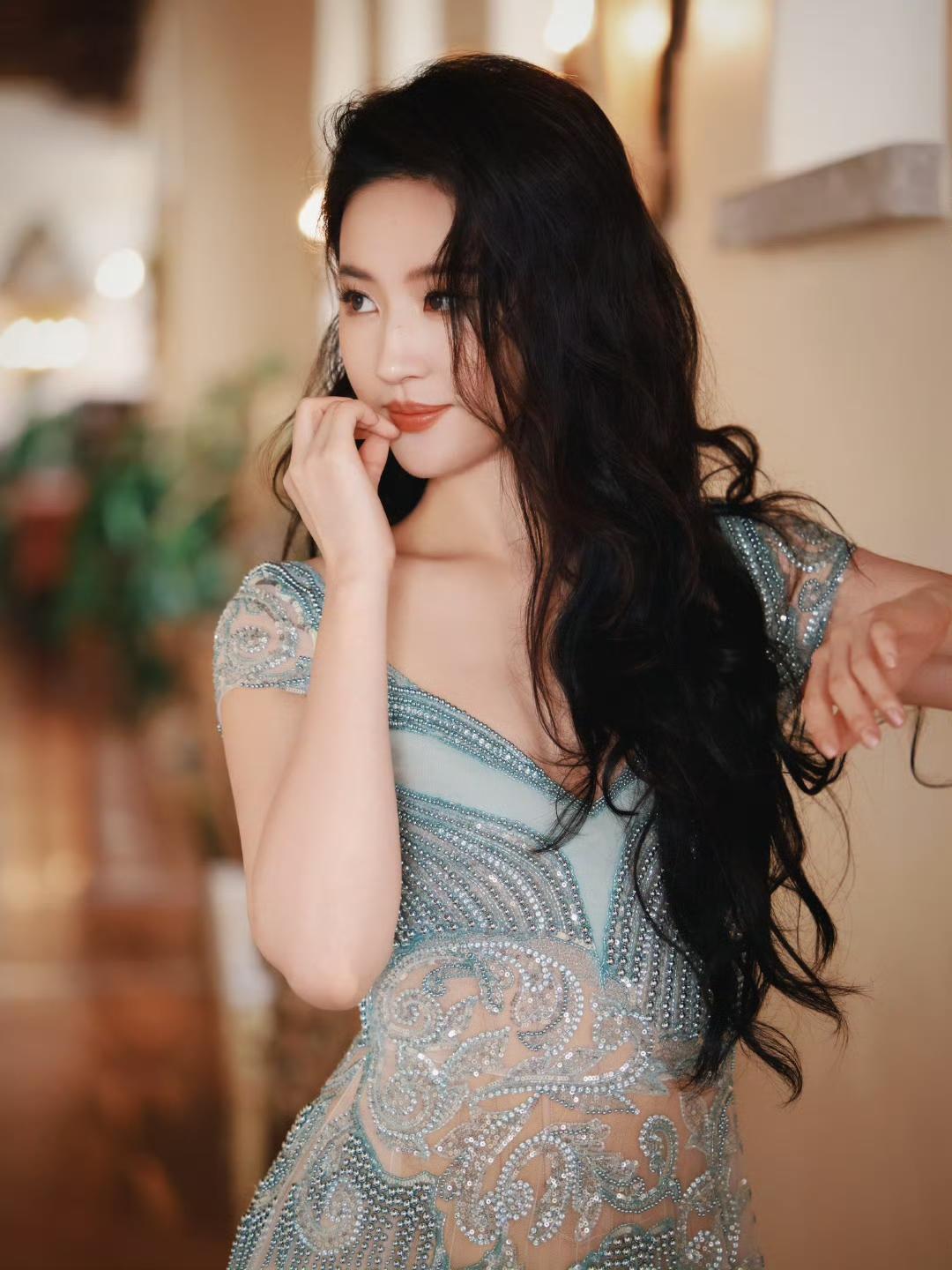 刘亦菲、古力娜扎两代女神中的颜值巅峰刘亦菲应该是80后内地女神的颜值巅峰，她