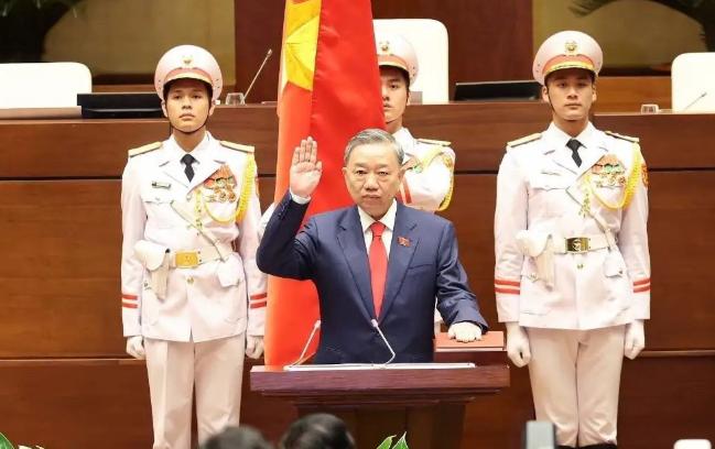 真是出人意料！年过七旬的越南最高领导人苏林，刚完成权力整合、手握实权后，第一次外