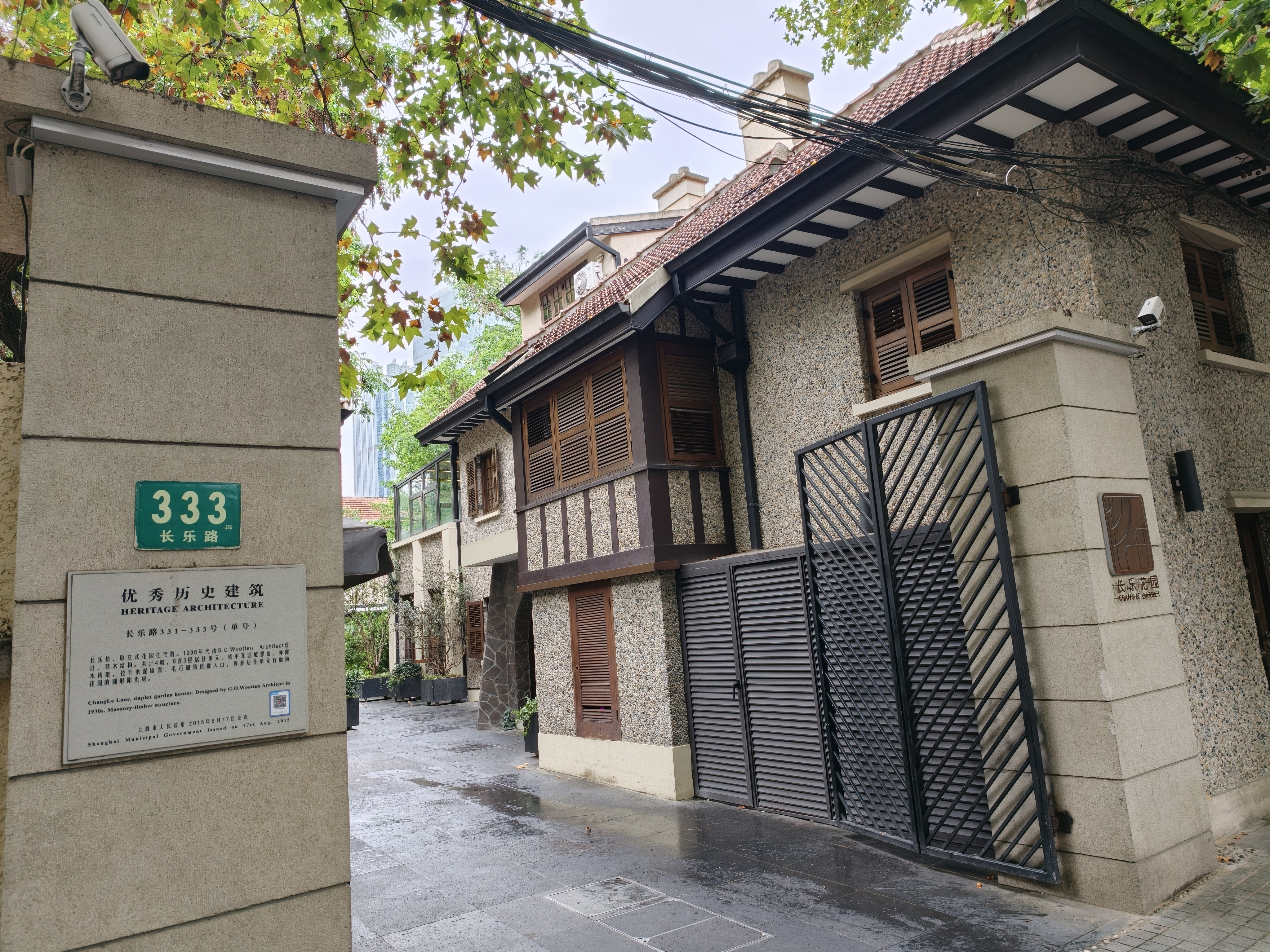大学同学在长沙做餐饮做品牌，风生水起，过去是诗人，而今抡起袖子做酱板鸭。几年前，