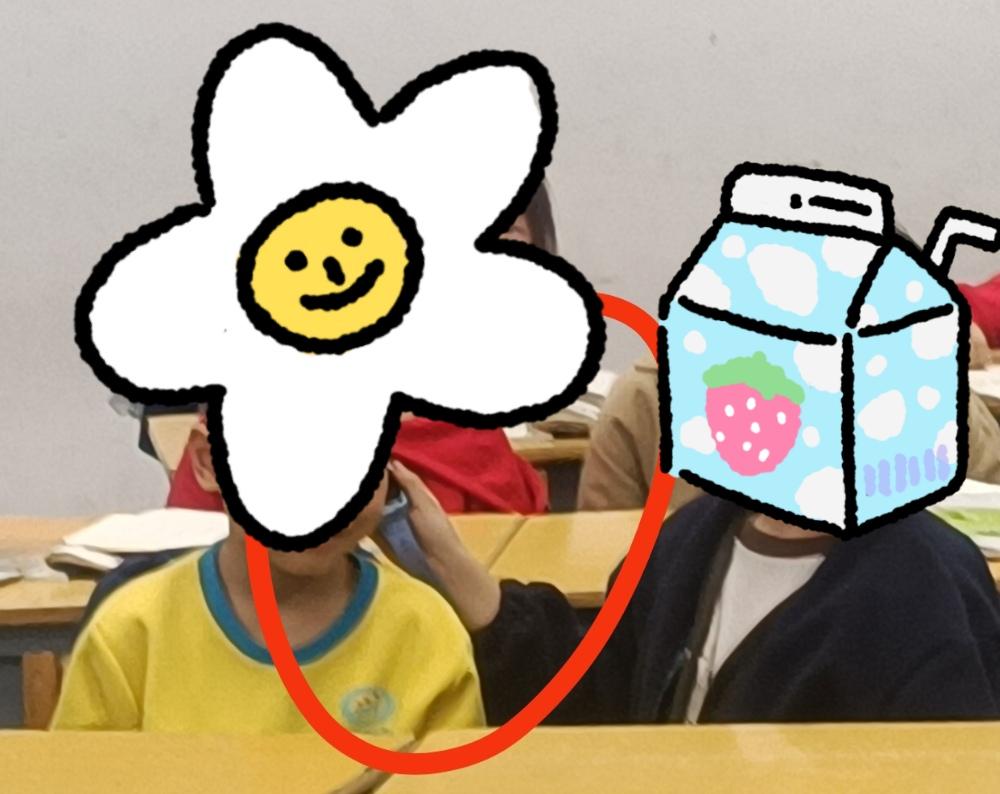我并不支持孩子带电话手表入校。身边不少真实例子，班里好多孩子借着手表上课偷偷