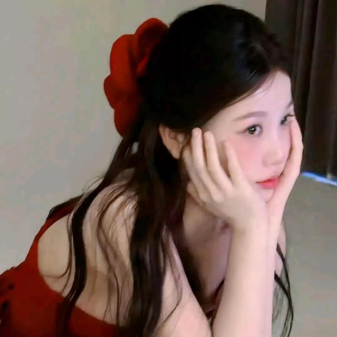 沉思中的少女，温柔的红发和裙子，梦幻的氛围温柔蓝裙少女蓝色花海少女棕裙少女照