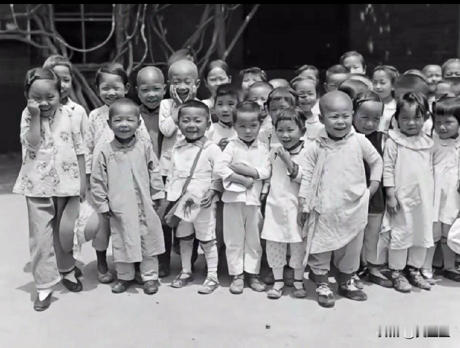 这是一张由美国社会经济学家摄影师西德尼·戴维·甘博（SidneyD.Gamb