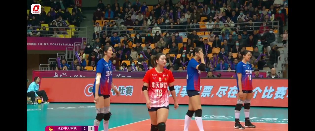 江苏女排与上海女排打完三局，江苏2-1领先。江苏龚翔宇、刁琳宇、倪非凡，吴梦洁、