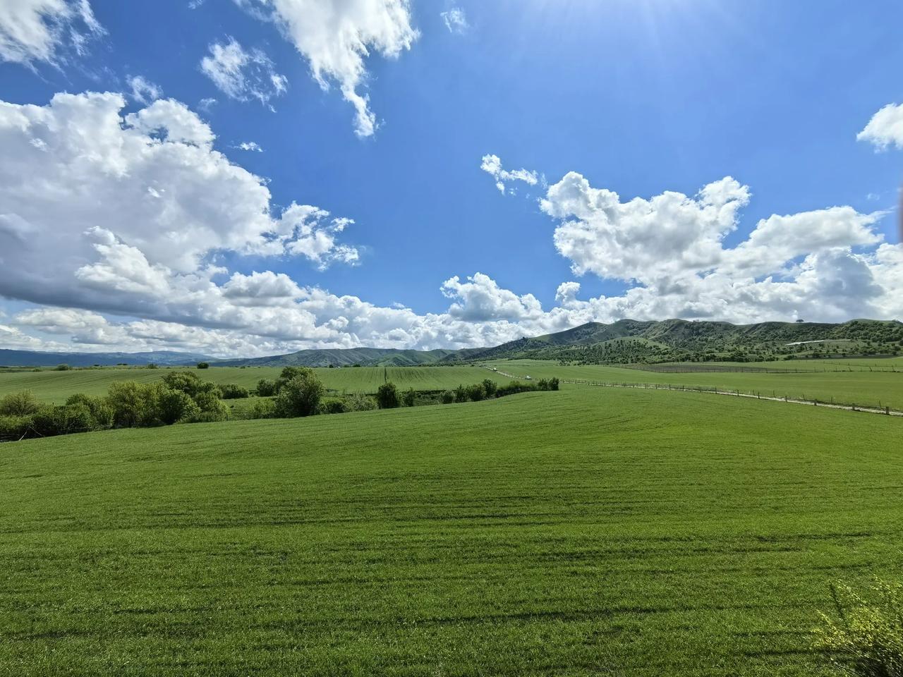 4月底到5月2日这段时间，南疆的沙尘暴很严重，导致伊犁这边也受到影响，高空都有浮