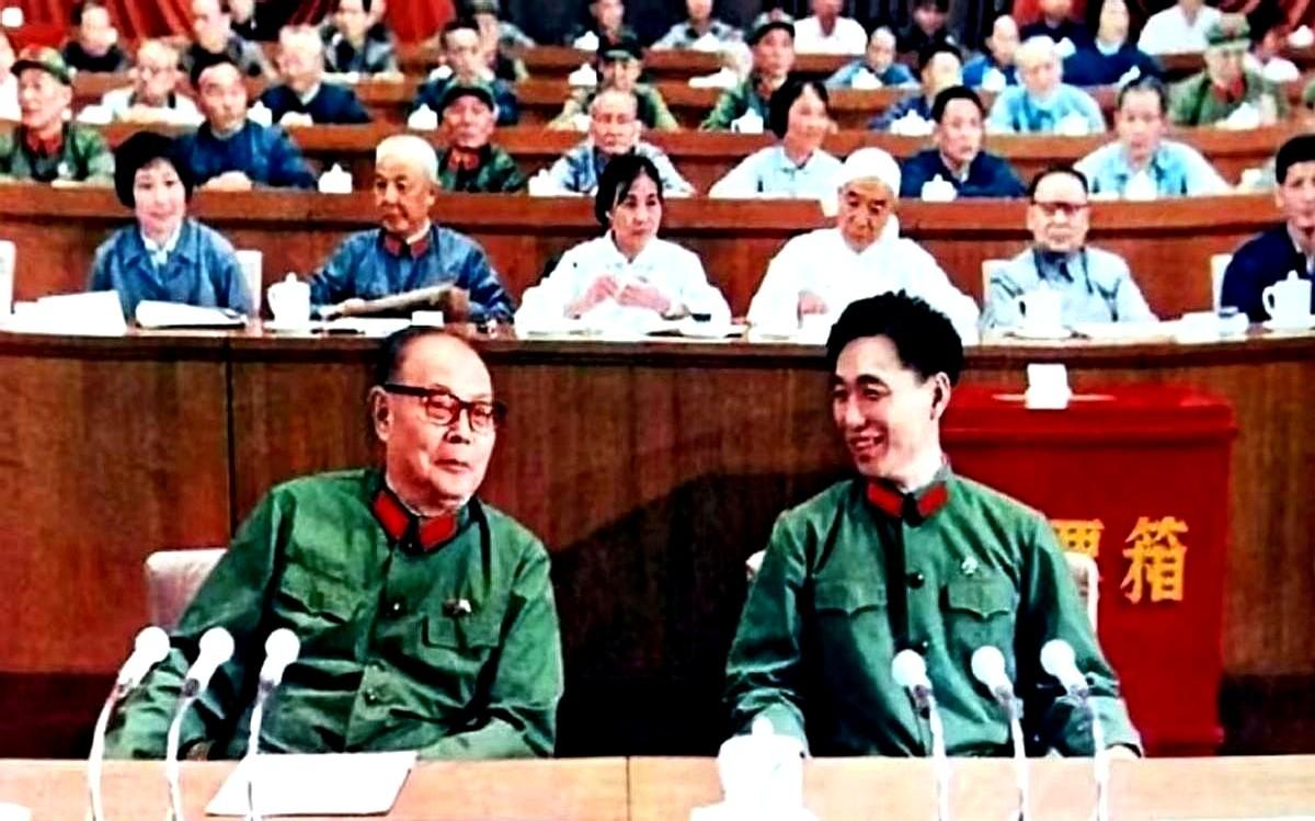 1973年8月，北京闷热的午后，一位新华社摄影记者按下快门，定格了“十大”代表步