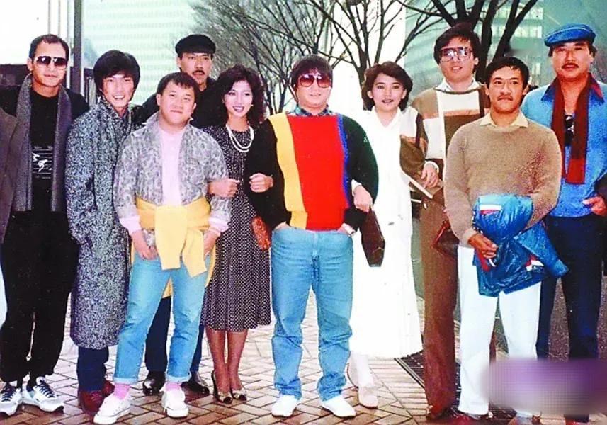 冯淬帆演的《福星高照》主创团队合影，你认得谁是谁吗？已有3人去世1985年，嘉