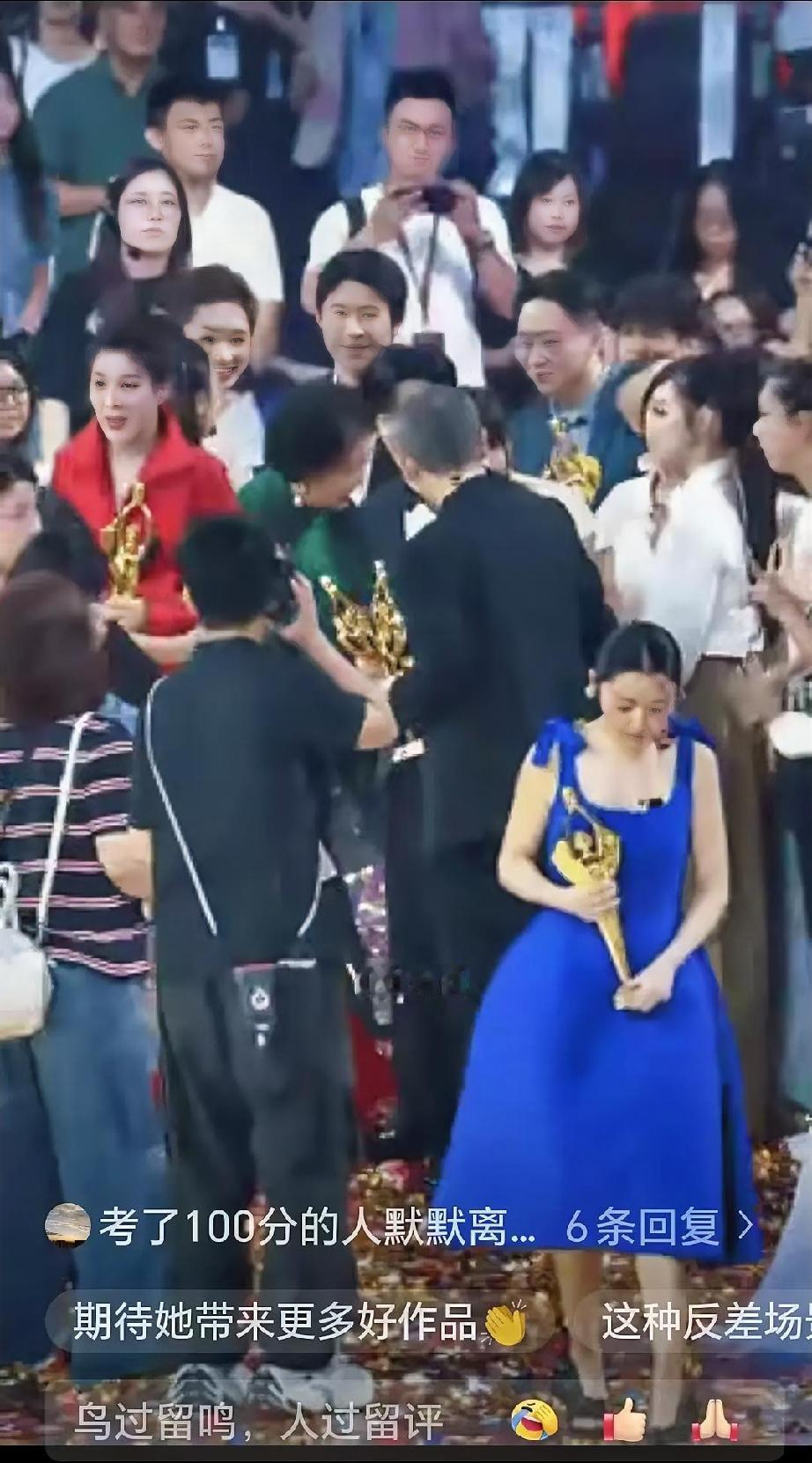 融不进的圈子不必强求，百花奖颁奖结束后出现令人五味杂陈的一幕。今年的百花奖各个奖