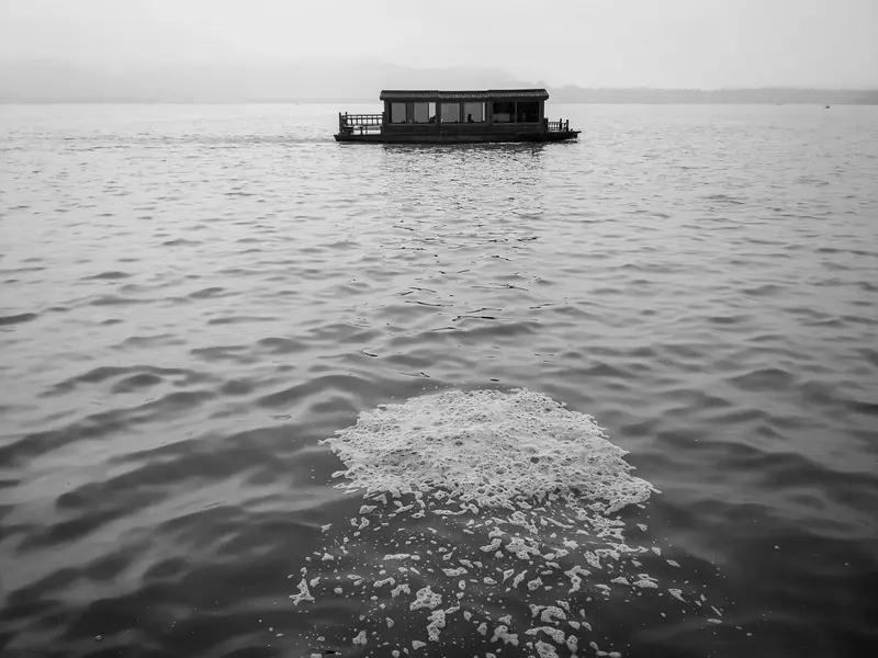 杭州回应西湖连续一周撒7吨漂白粉这事挺受关注。有人担心这么多漂白粉对西湖生态有影