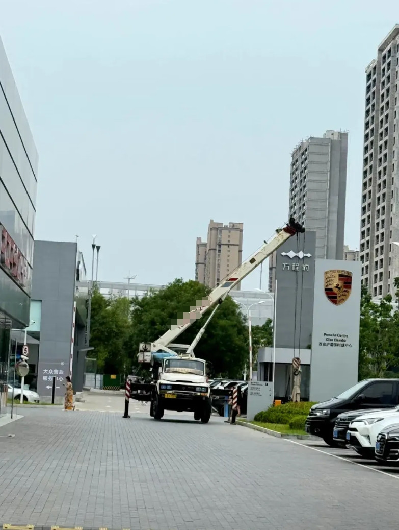 保时捷4S店变方程豹，一个时代的落幕，一个时代的开启[呲牙笑][赞]这图确实有意
