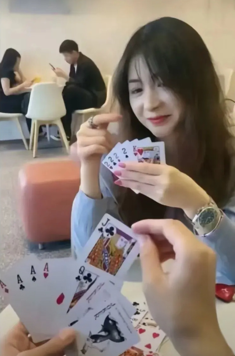 对面有点嘚瑟，请问这局怎么破？