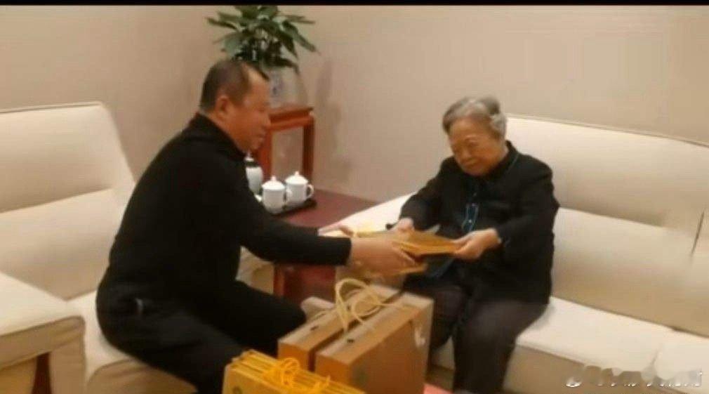 原来彭珮云的离开早有预兆了！早在2024年的时候，某音上就有一段“长生露”为94