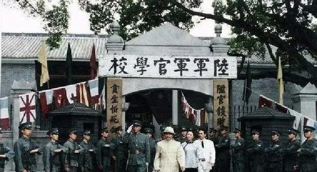 将黄埔一期各天子门生的纵向轨迹摆在一起看，其实命运并没有什么规律和道理可言。蒋先