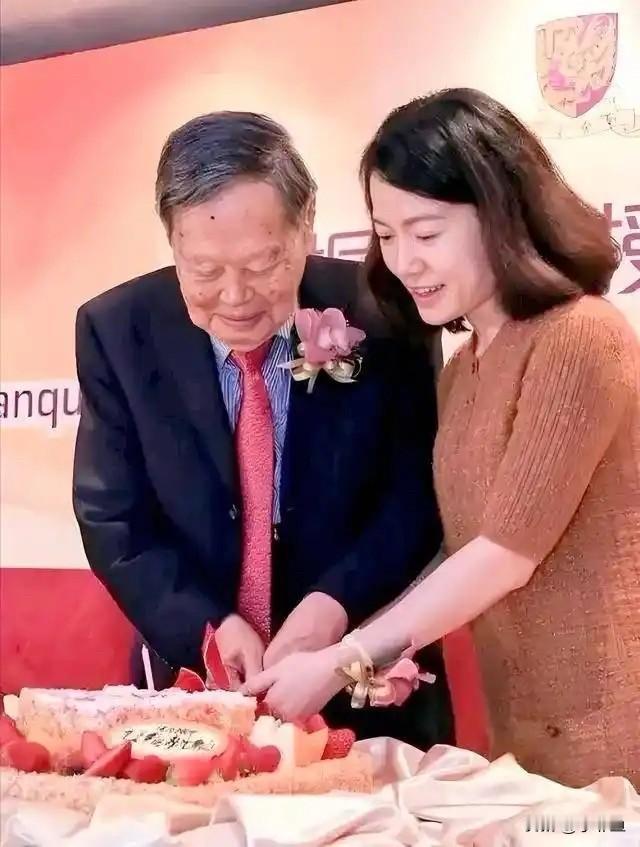 伟大的科学家也有没想到的事儿，杨振宁先生或许也没有想到，他走后，人们对他的娇妻竟