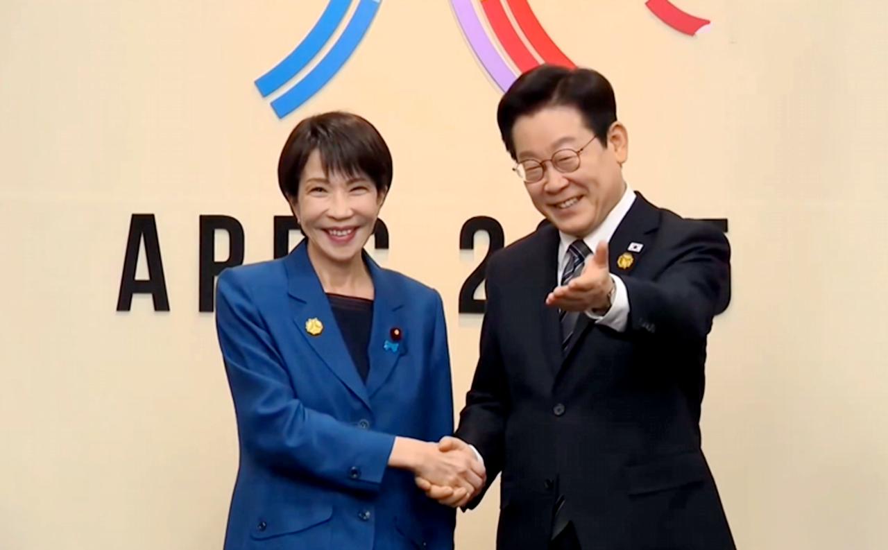 10月30日傍晚，李在明与高市早苗举行了首次会晤！从曝光的画面我们可以看出，高