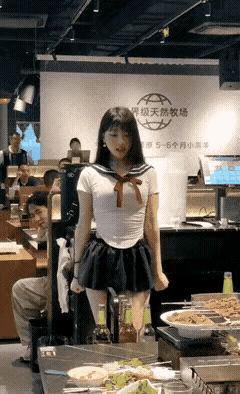 现在网红女主播也真是不容易,为了挣点钱经常得在公共场合直播,一般人估计都会有点不