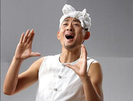 2005年，“农民歌手”阿宝参加《星光大道》，一举拿下年度总冠军，没想到，成名后