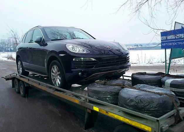 俄罗斯保时捷车主发现其车辆突然断电锁死导致车辆卡在原地无法启动。俄罗斯汽车经