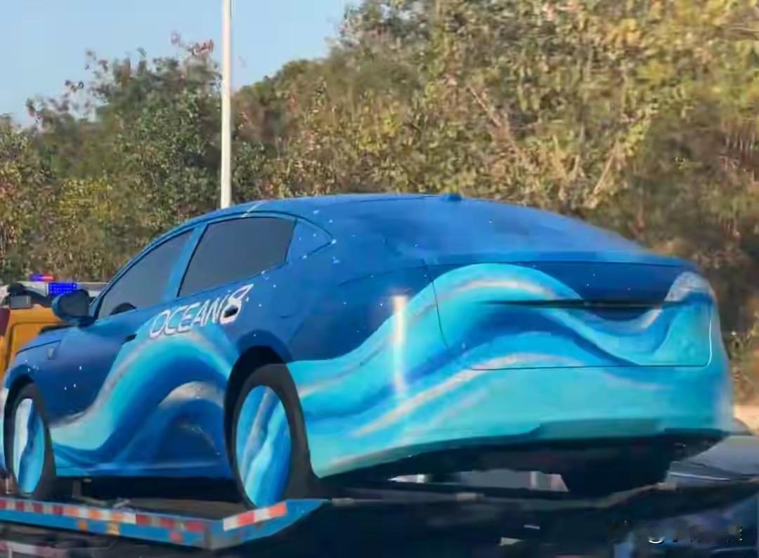 什么花里胡哨的？比亚迪也终于舍得出新伪装车贴了？没错，大家都没看错！比亚迪在海