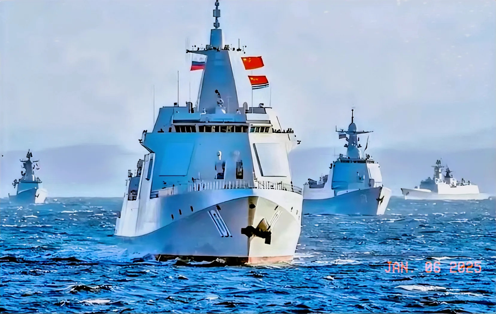 美军在南海与东方大国对峙，派出三艘航母并列，<em>RC</em>-<em>135侦察机</em>、三架MQ-9无人