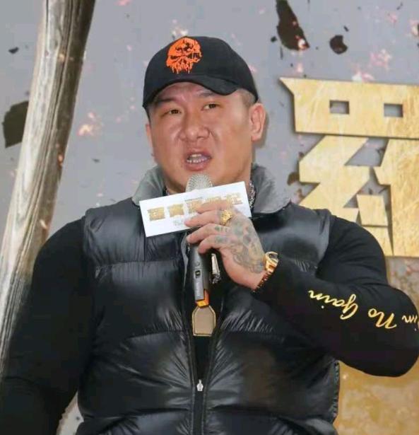 伊利救了馆长一命！馆长直播翻车了，伊利二话不说直接打钱。馆长缺钱，
