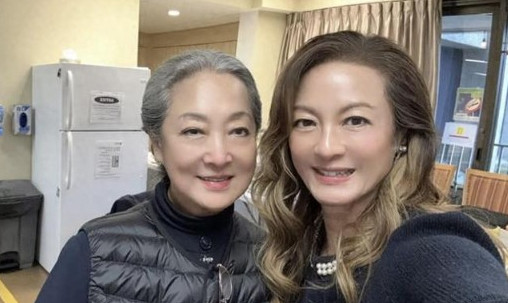 77岁的恬妮罕见现身。她身穿深蓝色连衣裙，外搭黑色羽绒背心，脸上带着温婉恬淡的笑